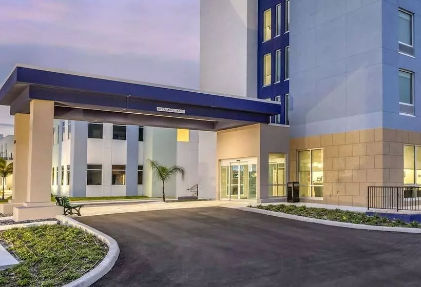 Hotelli Comfort Inn & Suites New Port Richey Downtown District