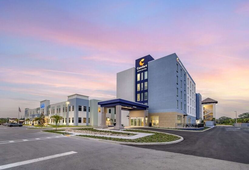 ホテル Comfort Inn & Suites New Port Richey Downtown District