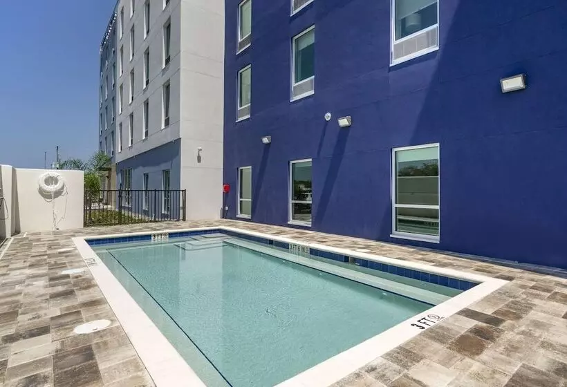 Hotelli Comfort Inn & Suites New Port Richey Downtown District