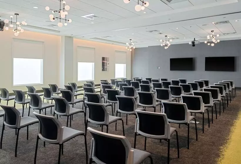 هتل Home2 Suites By Hilton Atlanta Airport College Park