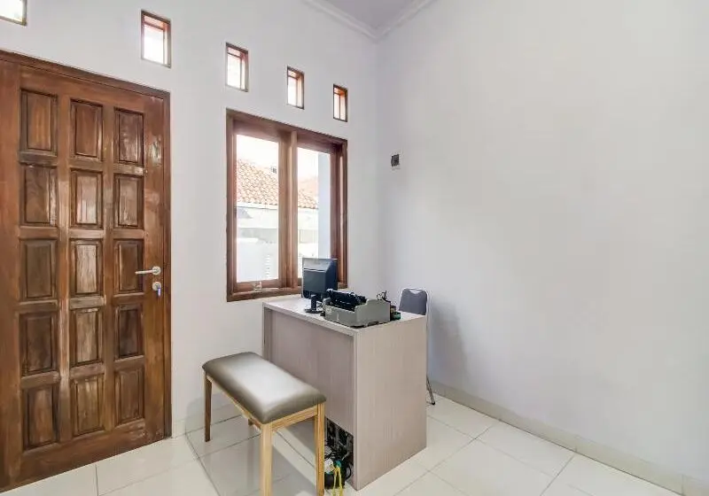 Hotelli Oyo 91243 Bina Syariah Guest House