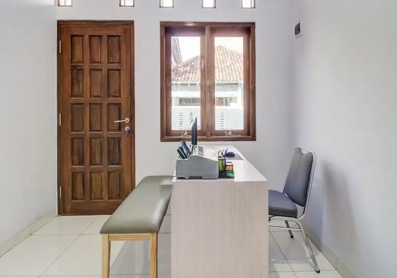 Hotelli Oyo 91243 Bina Syariah Guest House