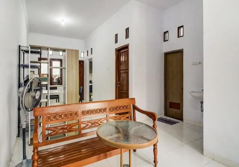Hotelli Oyo 91243 Bina Syariah Guest House