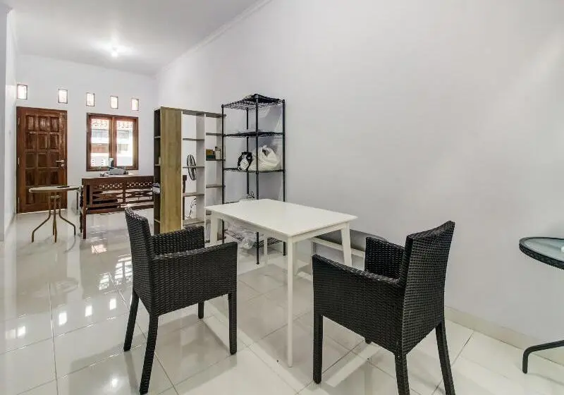 Hotelli Oyo 91243 Bina Syariah Guest House