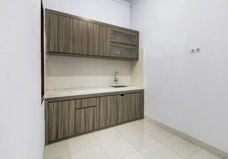 Hotelli Oyo 91243 Bina Syariah Guest House