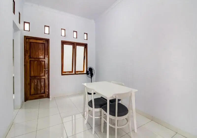 Hotelli Oyo 91243 Bina Syariah Guest House