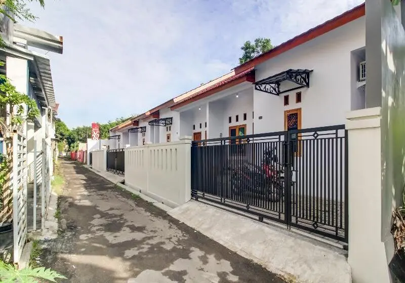Hotelli Oyo 91243 Bina Syariah Guest House