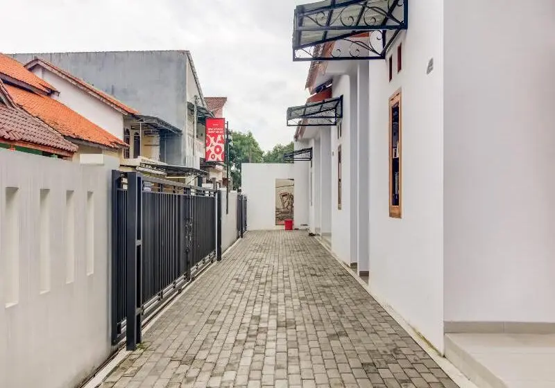 Hotelli Oyo 91243 Bina Syariah Guest House