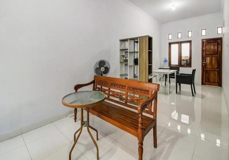 Hotelli Oyo 91243 Bina Syariah Guest House