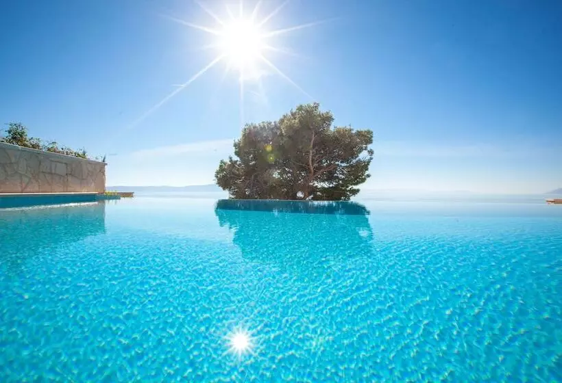 Hotelli Villa Cascada