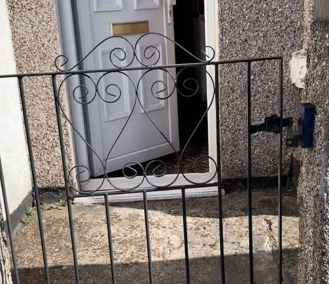 اقامتگاه Lovely 3 Bed House In Coventry Airbnb Property