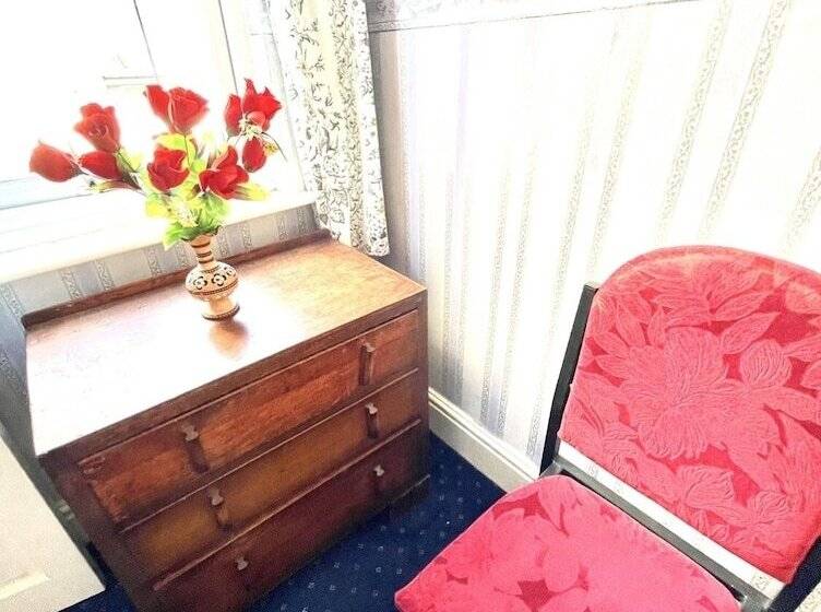 اقامتگاه Lovely 3 Bed House In Coventry Airbnb Property