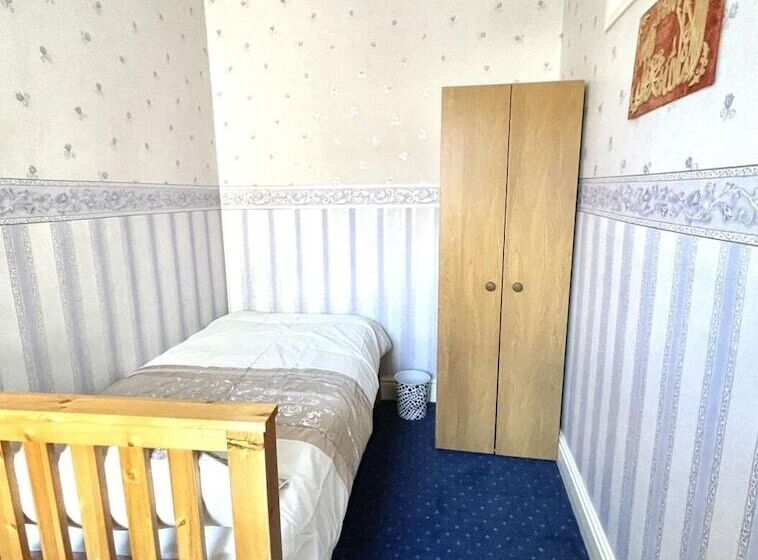 اقامتگاه Lovely 3 Bed House In Coventry Airbnb Property