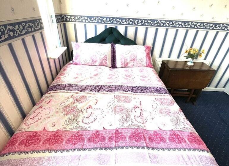 اقامتگاه Lovely 3 Bed House In Coventry Airbnb Property