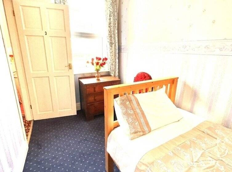 اقامتگاه Lovely 3 Bed House In Coventry Airbnb Property