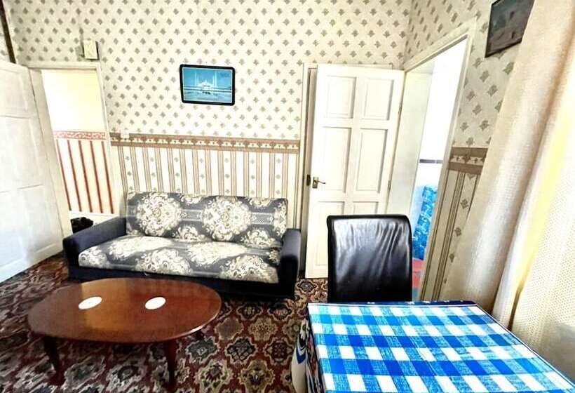 اقامتگاه Lovely 3 Bed House In Coventry Airbnb Property