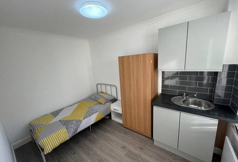 דירת נופש New 5 Bed & 4 Bathroom House In Croydon