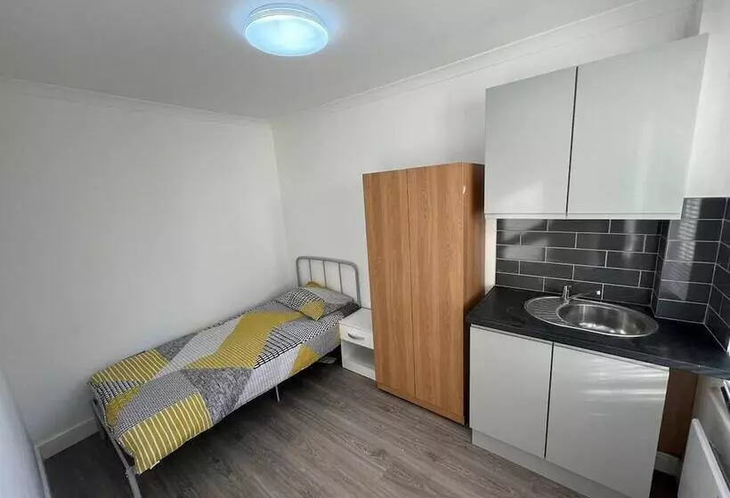 Residenssi New 5 Bed & 4 Bathroom House In Croydon