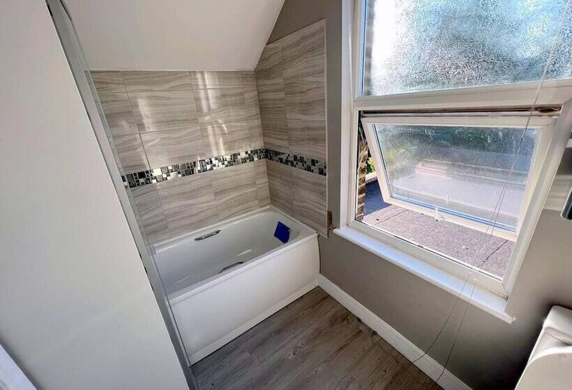 דירת נופש New 5 Bed & 4 Bathroom House In Croydon