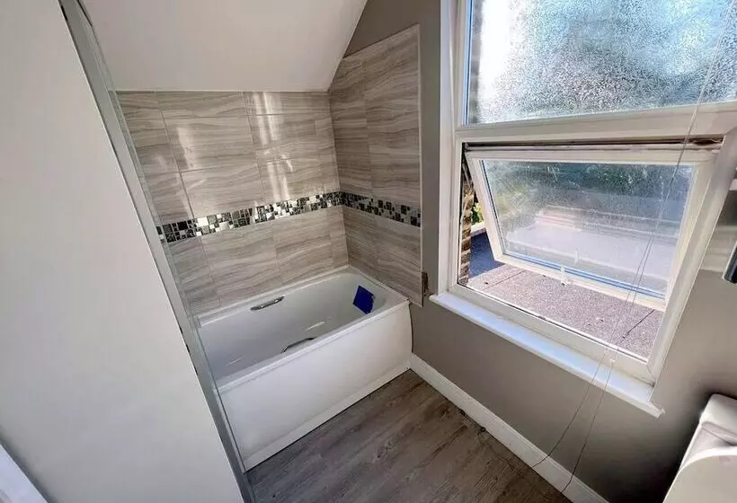 Residenssi New 5 Bed & 4 Bathroom House In Croydon