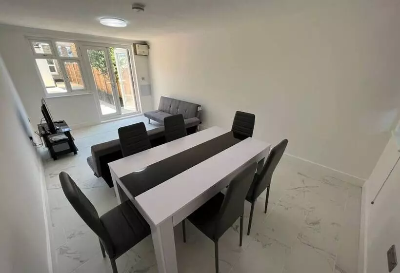 Residenssi New 5 Bed & 4 Bathroom House In Croydon