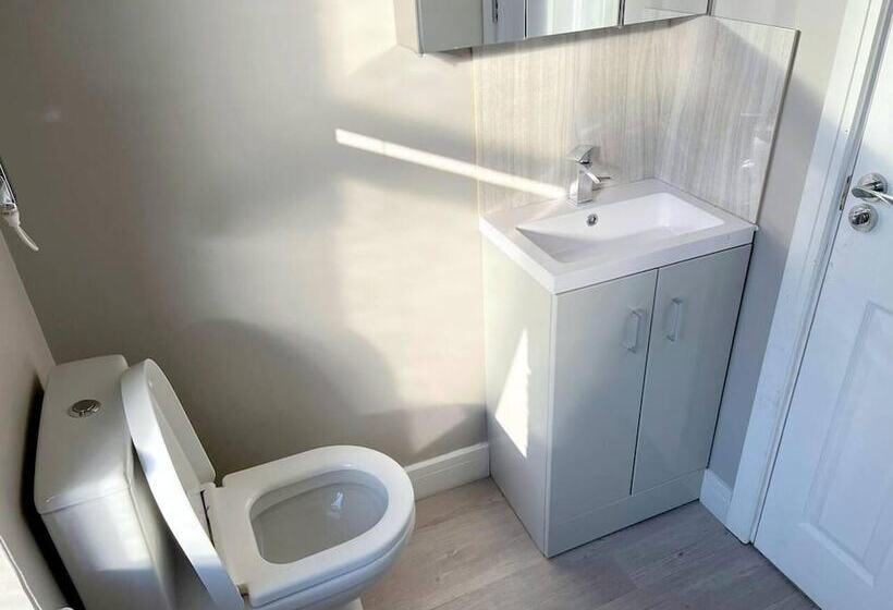 דירת נופש New 5 Bed & 4 Bathroom House In Croydon