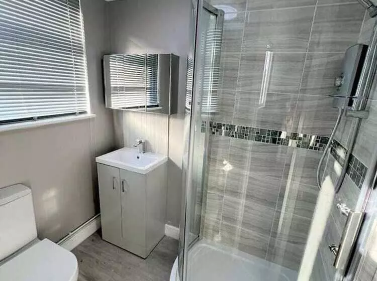 Residenssi New 5 Bed & 4 Bathroom House In Croydon