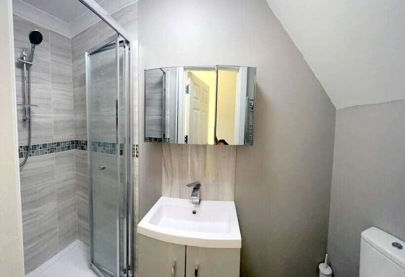 דירת נופש New 5 Bed & 4 Bathroom House In Croydon