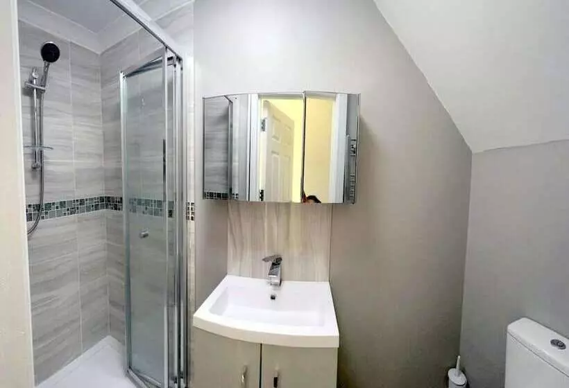 Residenssi New 5 Bed & 4 Bathroom House In Croydon