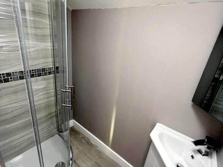 דירת נופש New 5 Bed & 4 Bathroom House In Croydon