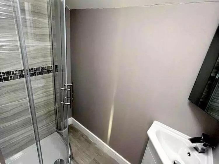 Residenssi New 5 Bed & 4 Bathroom House In Croydon