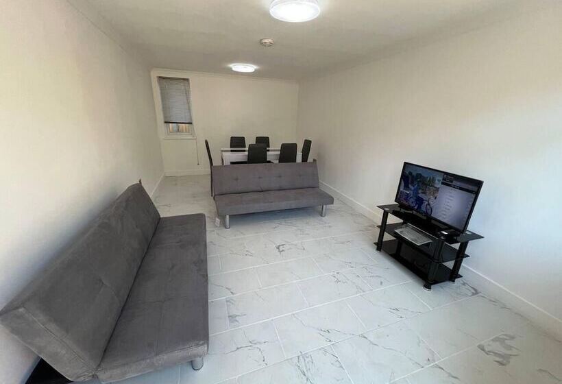 דירת נופש New 5 Bed & 4 Bathroom House In Croydon