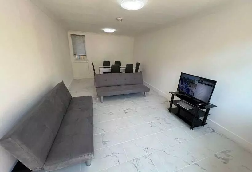 Residenssi New 5 Bed & 4 Bathroom House In Croydon