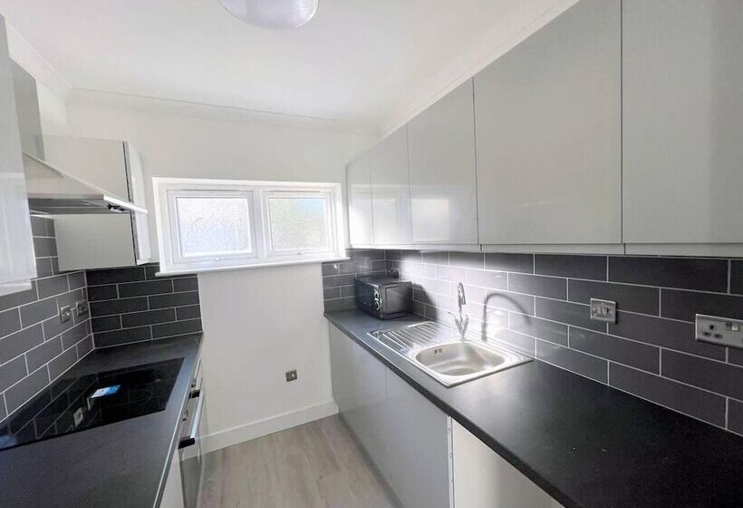 דירת נופש New 5 Bed & 4 Bathroom House In Croydon