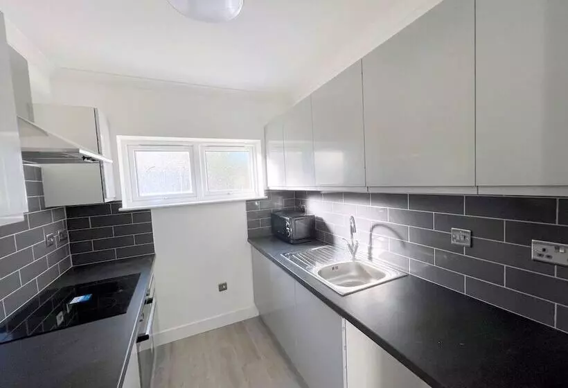 Residenssi New 5 Bed & 4 Bathroom House In Croydon