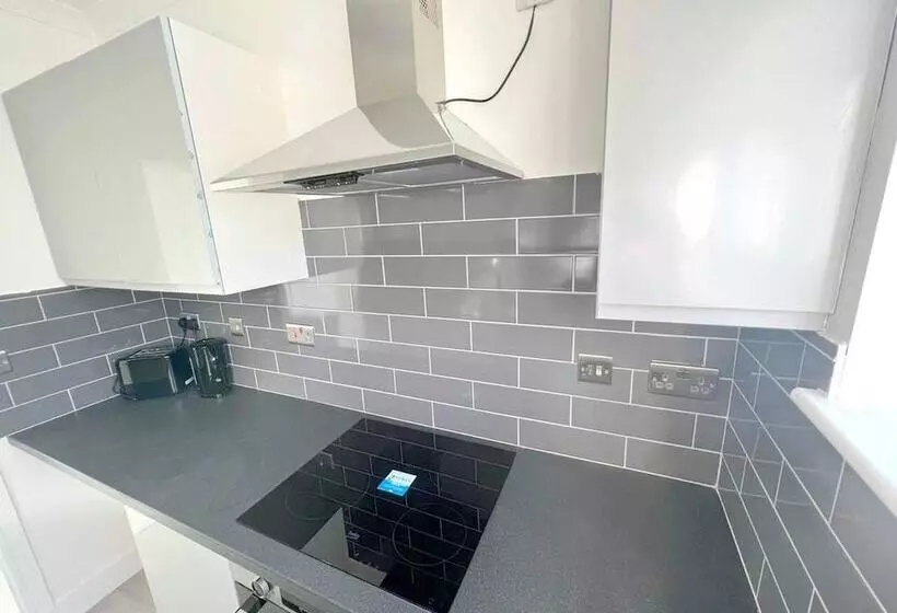 Residenssi New 5 Bed & 4 Bathroom House In Croydon