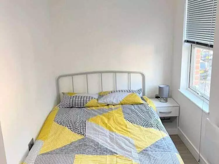 Residenssi New 5 Bed & 4 Bathroom House In Croydon