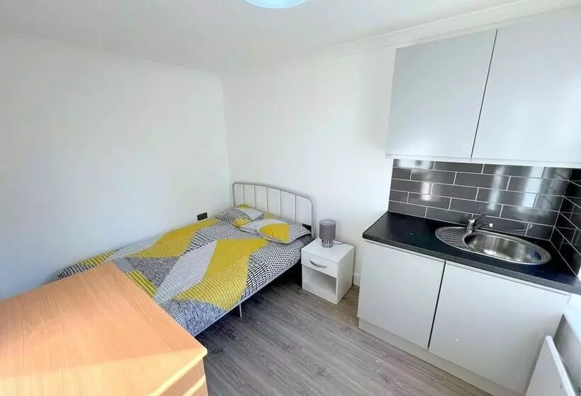 Residenssi New 5 Bed & 4 Bathroom House In Croydon