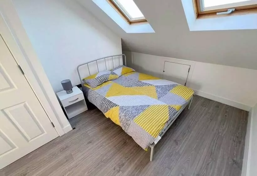 Residenssi New 5 Bed & 4 Bathroom House In Croydon