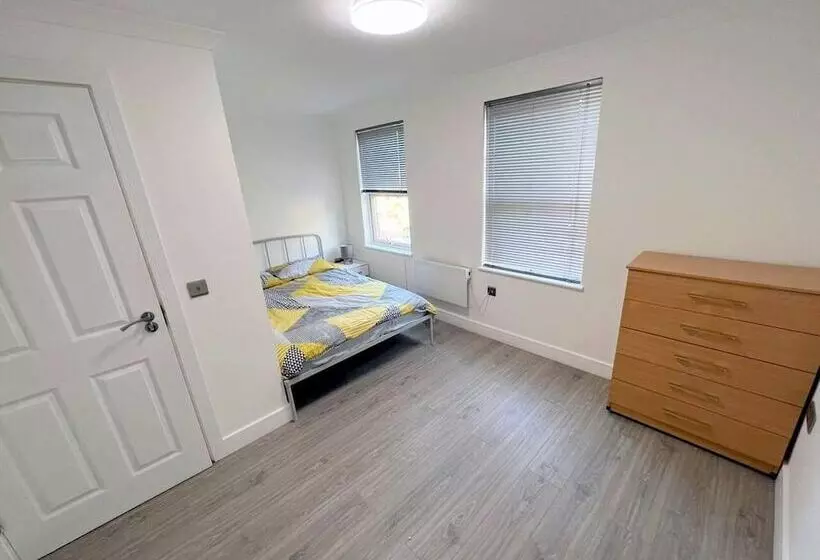 Residenssi New 5 Bed & 4 Bathroom House In Croydon