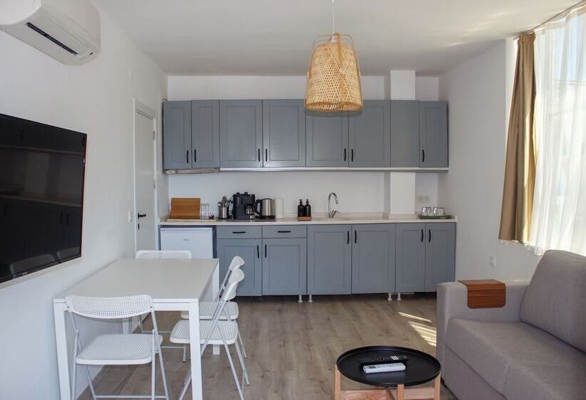 هتل Aloha Suites Mediterranean