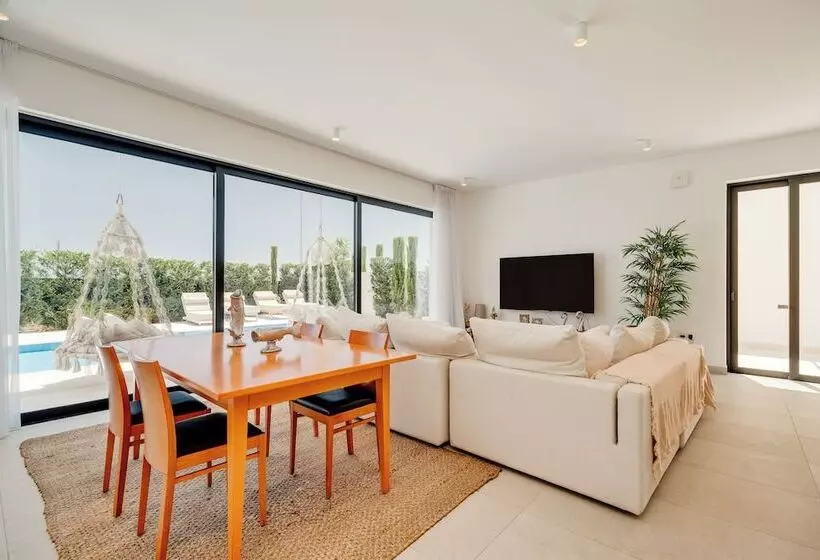 هتل Periyiali Konnos Villas Beach Resort