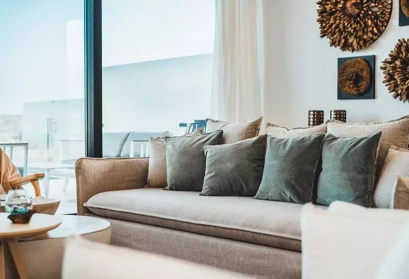 هتل Periyiali Konnos Villas Beach Resort