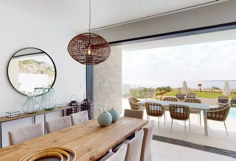 هتل Periyiali Konnos Villas Beach Resort