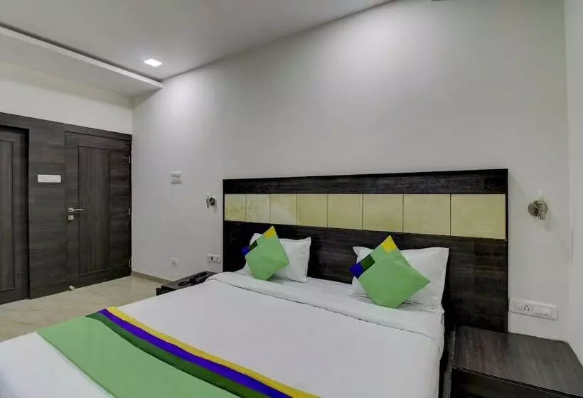 ホテル Treebo Seven Suites