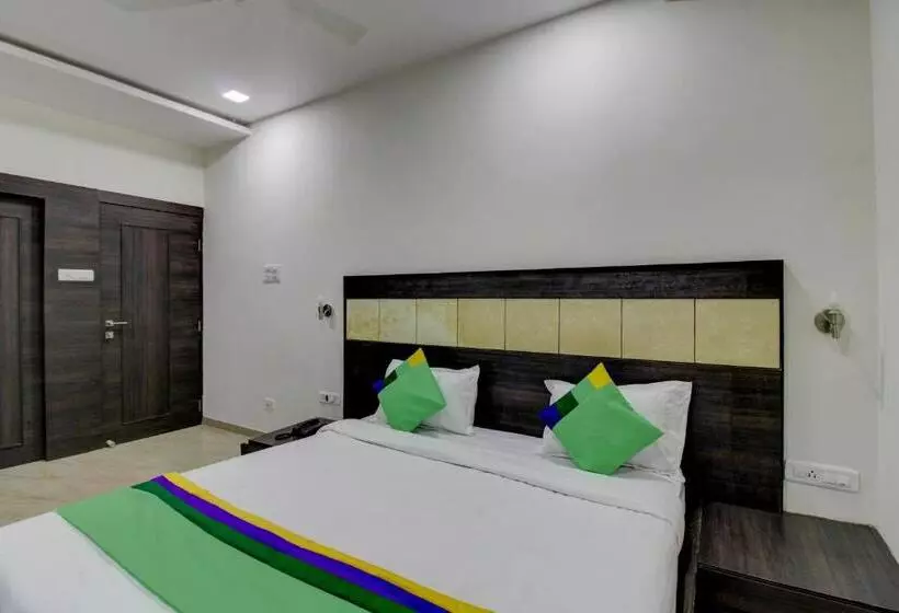 ホテル Treebo Seven Suites