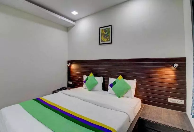 ホテル Treebo Seven Suites