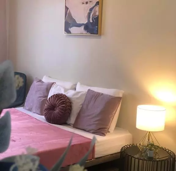 Cozy Room At Brenthill Condominium