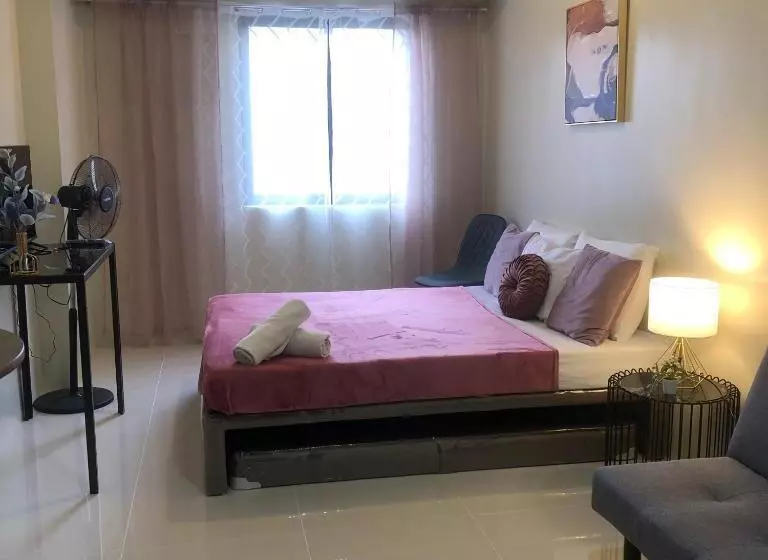 Cozy Room At Brenthill Condominium
