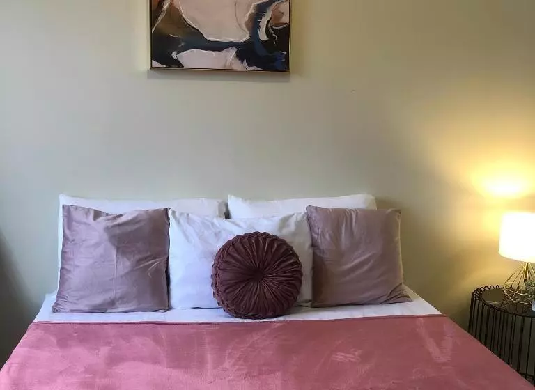 Cozy Room At Brenthill Condominium